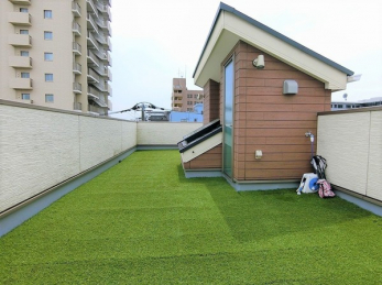 バルコニー　★屋上バルコニー★
気持ちのいい屋上バルコニーは芝生マットが敷かれ快適空間！水栓、電源ございます♪