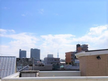 住戸からの眺望写真　★眺望★
屋上バルコニーからの眺めになります。目線の先には東京スカイツリーが望めます！！夏には足立花火大会、隅田川花火大会が観覧できます♪