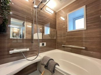 浴室　壁パネルは落ち着いたアクセントカラーウォールナット！コンパクトながら、高級感あふれるバスルーム。窓付きで換気もスムーズです♪