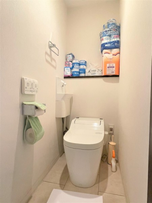 トイレ　温水洗浄便座付きトイレ！壁面リモコンパネルでお手入れラクラク♪
