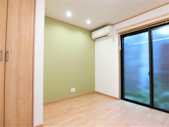 洋室　1Fお部屋スペースは6.75帖のゆったりスペース。グリーンカラーのアクセントクロスがお部屋を優しい雰囲気に演出します♪（大きな窓の外はお洗濯物を干せるスペースとなっています）