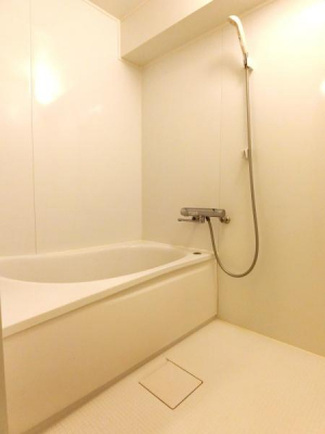 浴室　清潔感あふれるバスルームは2022年５月改装工事済み♪